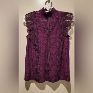 Sleeveless Lace Mock Neck Top. Size Small.